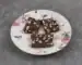 Fıstık ezmeli ıslak kek dilimleri tabakta
