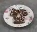 Fıstık ezmeli ıslak kek dilimleri tabakta